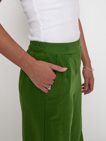 Peppercorn - Pierna ancha Pantalón 'Oda' en verde