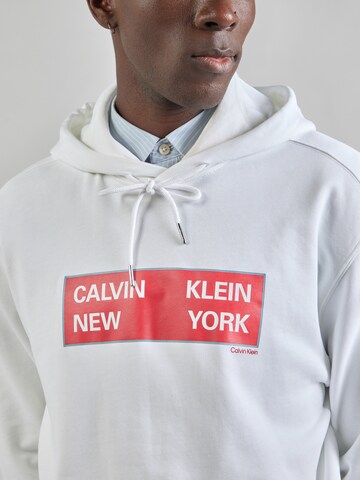 Sweat-shirt Calvin Klein Jeans en blanc