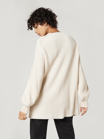 A LOT LESS Sweter 'Emmy' w kolorze biały