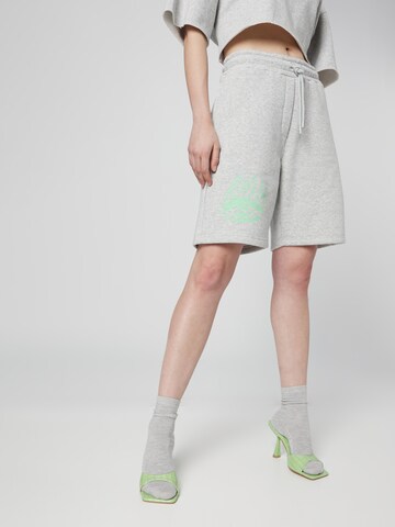 VIERVIER Regular Shorts  'Kira' in Grau: predná strana