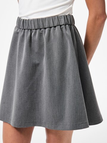 Jupe 'PCKamil' PIECES en gris