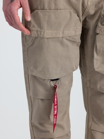 regular Pantaloni cargo di ALPHA INDUSTRIES in beige