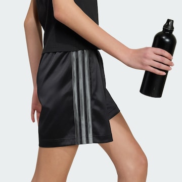 Loosefit Pantaloni sportivi di ADIDAS SPORTSWEAR in nero
