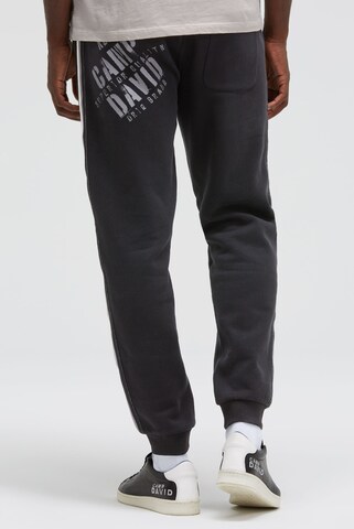 CAMP DAVID Regular Jogginghose mit Seitentapes und Logo Prints in Schwarz: Vorderseite
