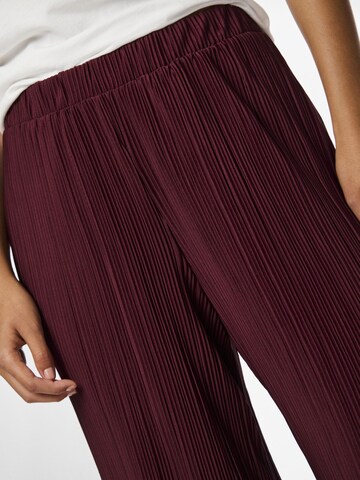 Wide Leg Pantalon 'PAMMI' PIECES en rouge