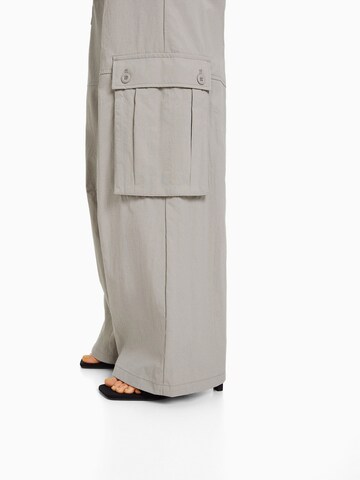 BershkaWide Leg/ Široke nogavice Cargo hlače - siva boja
