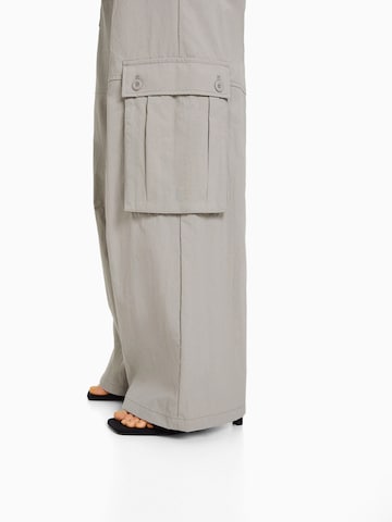 Wide leg Pantaloni cargo di Bershka in grigio