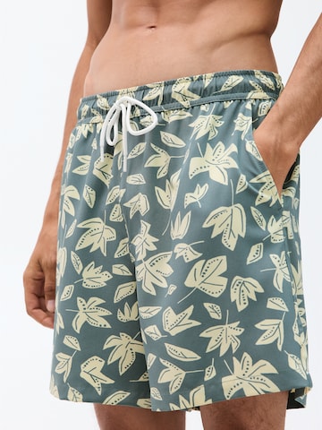 Pull&Bear Badeshorts in Grün: Vorderseite