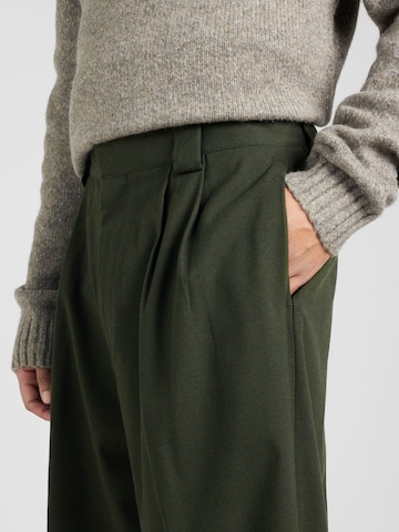 TOPMAN Wide leg Veckad byxa i grön