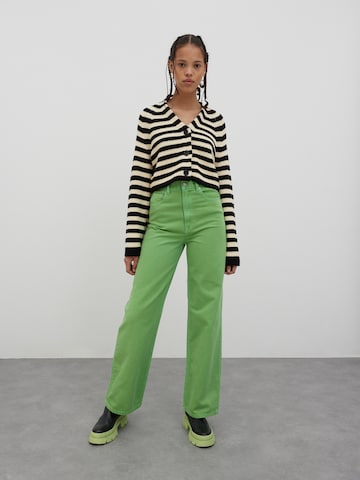 EDITED Wide leg Jeans 'Avery' in Groen