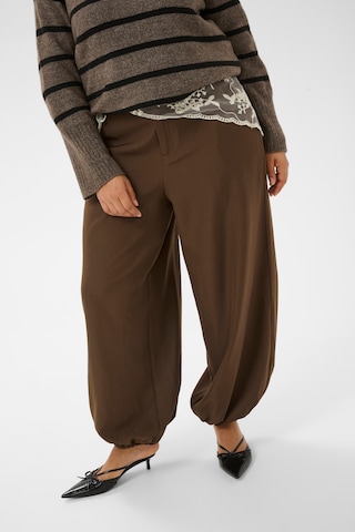 Effilé Pantalon 'KCYasmina' KAFFE CURVE en marron : devant