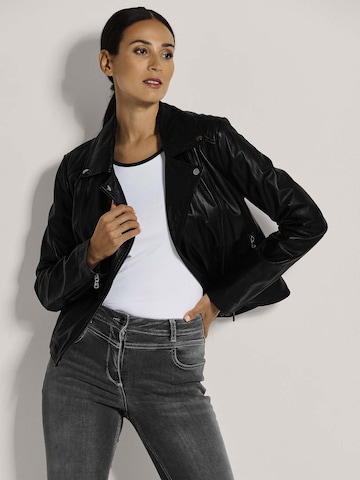 MADELEINE Jacke in Schwarz: Vorderseite