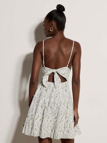 Robe ' ' Apricot en blanc