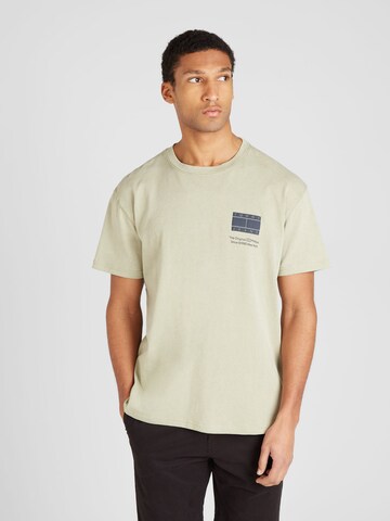 Tommy Jeans T-shirt 'Essential' i grön: framsida