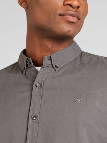 QS - Slim Fit Camisa em cinzento