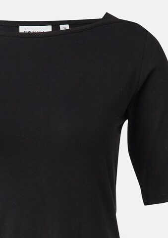 Tricou de la COMMA pe negru