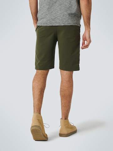 No Excess Regular Shorts in Grün