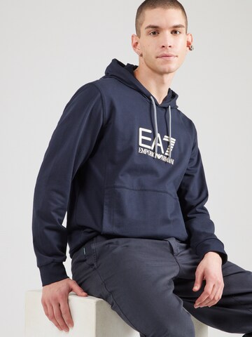 EA7 Emporio Armani Μπλούζα φούτερ σε μπλε: μπροστά