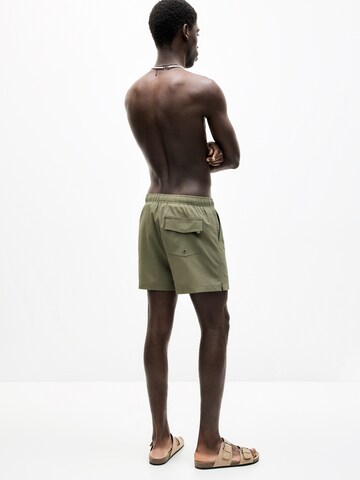 Pull&Bear Badeshorts in Grün