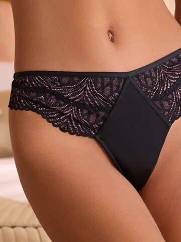 Lipsy String in Black