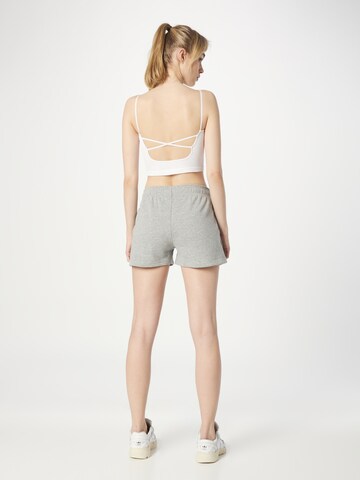 Hummel Regular Sportshorts in Grau