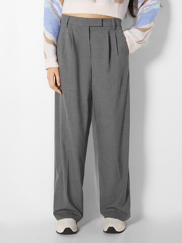 Bershka Normální Kalhoty se sklady v pase – šedá: přední strana