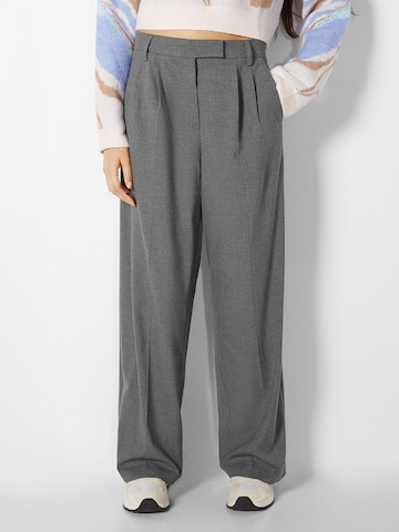 regular Pantaloni con pieghe di Bershka in grigio: frontale