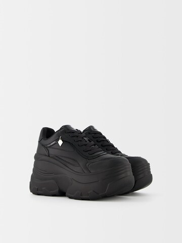 Sneaker alta di Bershka in nero
