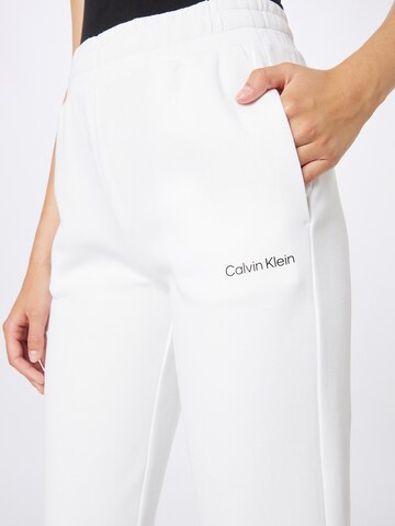 Calvin Klein - Tapered Pantalón en blanco