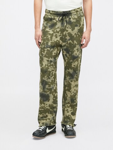 Nike Sportswear Regular Панталон в зелено: отпред