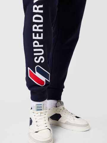 Superdry Zwężany krój Spodnie sportowe w kolorze niebieski