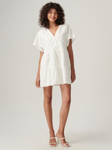 The Fated Φόρεμα 'ACACI' σε λευκό: μπροστά