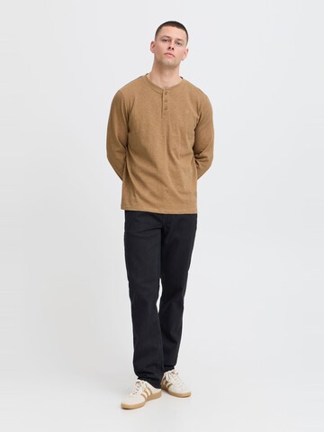 BLEND - Camiseta en marrón