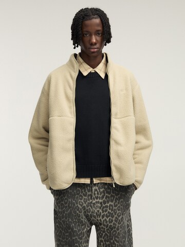 Giacca di pile di Pull&Bear in beige: frontale
