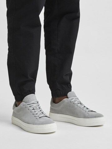 SELECTED Ниски маратонки 'SLHDAVID' в сиво: отпред