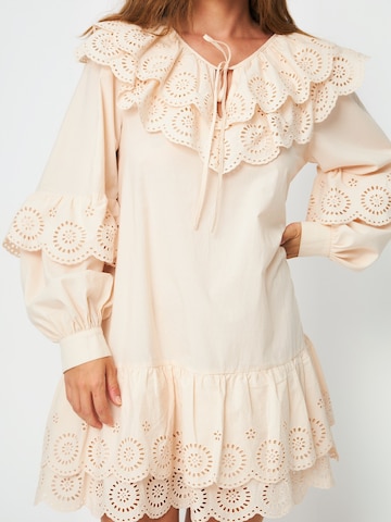 Robe ' Nellacras ' Crās en beige
