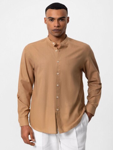Coupe regular Chemise Antioch en marron : devant