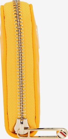 Porte-monnaies TOMMY HILFIGER en jaune