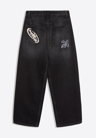 Barrel Jeans de la Bershka pe negru