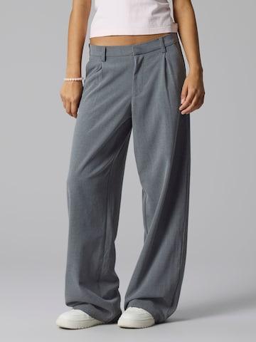 LMTD Wide leg Trousers in Grey: front