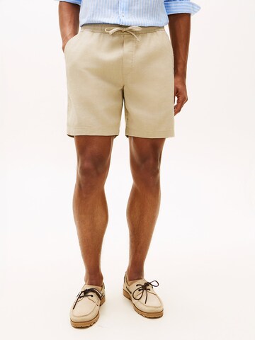 Loosefit Pantalon chino TOMMY HILFIGER en beige : devant