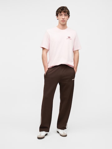 Loosefit Pantaloni 'MUC' di ADIDAS ORIGINALS in marrone: frontale
