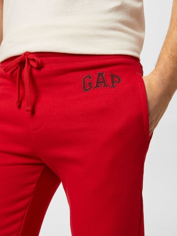 Tapered Pantaloni de la GAP pe roșu