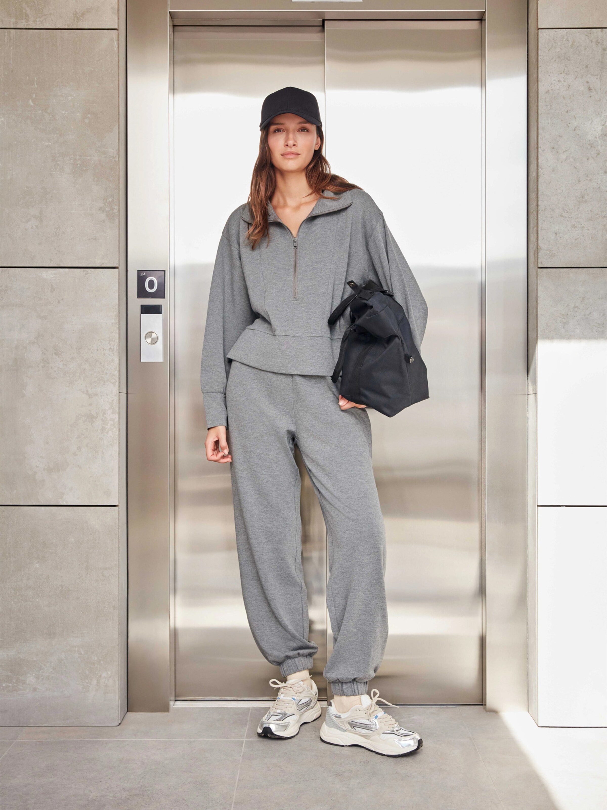 Gisela Lużny krój Spodnie sportowe w kolorze szary