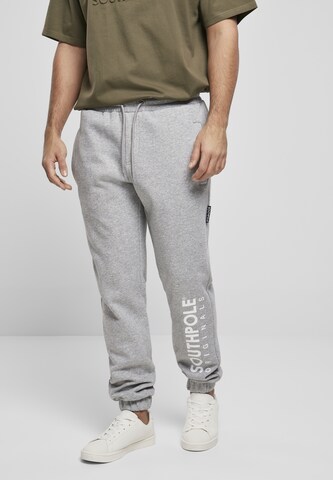 Loosefit Pantaloni de la SOUTHPOLE pe gri: față