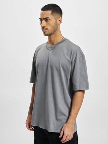 DEF - Camisa em cinzento: frente