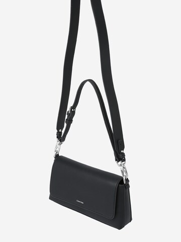 Calvin Klein Чанта за през рамо 'Must' в черно
