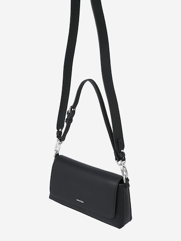 Borsa a spalla 'Must' di Calvin Klein in nero