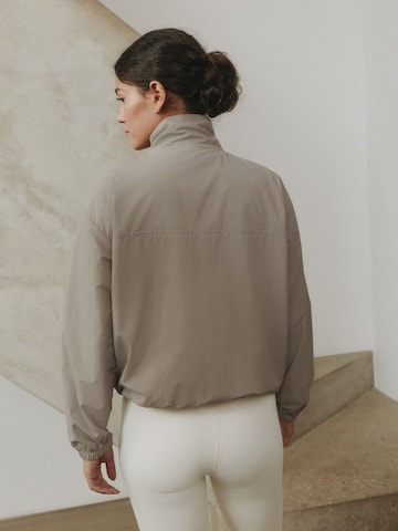 self. - Chaqueta de entretiempo en gris