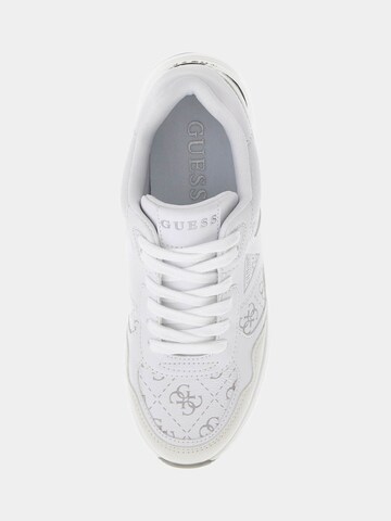 Sneaker low 'Mickay' de la GUESS pe alb